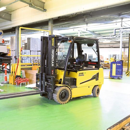 Mit dem Hyundai 35BH-9 wurde ein Vierrad-Gabelstapler mit Gegengewicht angeschafft, für den eine Steuerung kennzeichnend ist, die die Fahrgeschwindigkeit in Abhängigkeit vom Kurvenradius begrenzt, sodass stets exakte und zugleich sanfte Kurvenfahrten gewährleistet sind. Mit dem Hyundai 35BH-9 wurde ein Vierrad-Gabelstapler mit Gegengewicht angeschafft, für den eine Steuerung kennzeichnend ist, die die Fahrgeschwindigkeit in Abhängigkeit vom Kurvenradius begrenzt, sodass stets exakte und zugleich sanfte Kurvenfahrten gewährleistet sind.