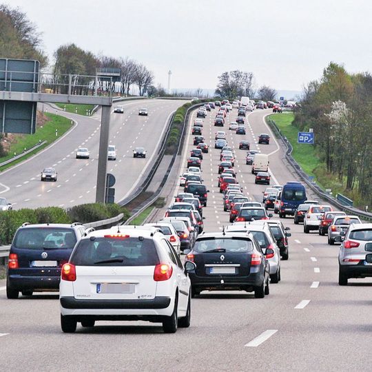 Wenn ein grundsätzliches Tempolimit von 130 kommt, würde fast jeder vierte Autofahrer mehr über Bundes- und Landstraßen fahren. Wenn ein grundsätzliches Tempolimit von 130 kommt, würde fast jeder vierte Autofahrer mehr über Bundes- und Landstraßen fahren.