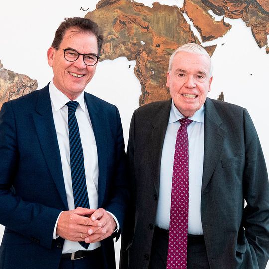Bundesentwicklungsminister Gerd Müller (l.) zusammen mit Klaus-Michael Kühne, Ehrenpräsident von Kühne & Nagel International (r.). Bundesentwicklungsminister Gerd Müller (l.) zusammen mit Klaus-Michael Kühne, Ehrenpräsident von Kühne & Nagel International (r.).