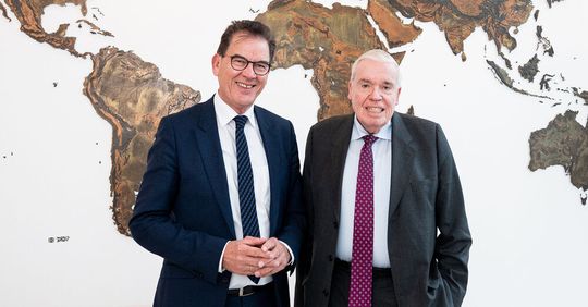 Bundesentwicklungsminister Gerd Müller (l.) zusammen mit Klaus-Michael Kühne, Ehrenpräsident von Kühne & Nagel International (r.). Bundesentwicklungsminister Gerd Müller (l.) zusammen mit Klaus-Michael Kühne, Ehrenpräsident von Kühne & Nagel International (r.).