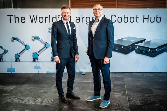 Für 36 Millionen Euro wollen sie das größte Cobot-Zentrum der Welt in Odense errichten (v.l.): Thomas Visti, CEO von MIR und Jürgen von Hollen, Präsident von UR.