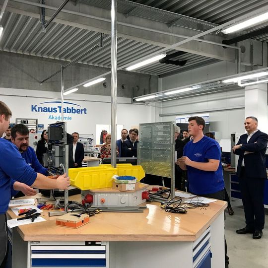 Geschäftsführer Werner Vaterl (r.) und die Ehrengäste sehen den Elektroniker-Azubis bei der Arbeit zu. Geschäftsführer Werner Vaterl (r.) und die Ehrengäste sehen den Elektroniker-Azubis bei der Arbeit zu.