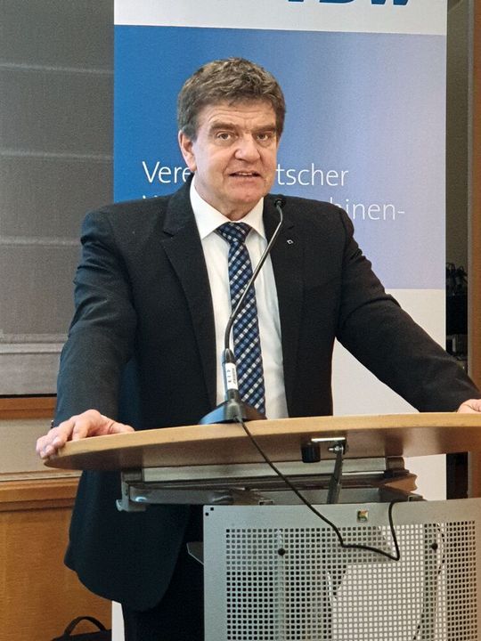 „Bundesminister Altmaier hat unlängst die Wirtschaftskrise in Deutschland für beendet erklärt. Dies gilt nicht für weite Teile der Industrie“, sagt Dr. Heinz-Jürgen Prokop. „Bundesminister Altmaier hat unlängst die Wirtschaftskrise in Deutschland für beendet erklärt. Dies gilt nicht für weite Teile der Industrie“, sagt Dr. Heinz-Jürgen Prokop.