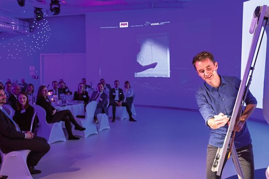 Der Neurowissenschaftler und Autor Dr. Henning Beck unterhielt die Gäste mit einer Mischung aus Information und Entertainment. Der Neurowissenschaftler und Autor Dr. Henning Beck unterhielt die Gäste mit einer Mischung aus Information und Entertainment.