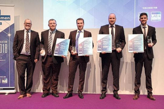 Abb.1: 1 LP-Chefredakteur Marc Platthaus gemeinsam mit den Gewinnern des Application Awards 2018 (v.l.): Perkin Elmer mit Single Cell ICP-MS (Fadi Abou-Shakra mit dem Preis in der Kategorie Bio- & Pharmaanalytik); Mettler Toledo gemeinsam mit Axel Semrau mit Chronect Quantos (Dr. Andreas Weninger mit dem Preis in der Kategorie Labortechnik); Lctech mit einer Online-QuEChERS-Aufreinigung für schwierige Matrices (Maximilian Baumann mit dem Preis in der Kategorie Lebensmittelanalytik) und Ionicon mit einem Partikel-Aufgabesystem für die PTR-Tof-MS (Lukas Märk mit den Preis in der Kategorie Wasser- & Umweltanalytik). Abb.1: 1 LP-Chefredakteur Marc Platthaus gemeinsam mit den Gewinnern des Application Awards 2018 (v.l.): Perkin Elmer mit Single Cell ICP-MS (Fadi Abou-Shakra mit dem Preis in der Kategorie Bio- & Pharmaanalytik); Mettler Toledo gemeinsam mit Axel Semrau mit Chronect Quantos (Dr. Andreas Weninger mit dem Preis in der Kategorie Labortechnik); Lctech mit einer Online-QuEChERS-Aufreinigung für schwierige Matrices (Maximilian Baumann mit dem Preis in der Kategorie Lebensmittelanalytik) und Ionicon mit einem Partikel-Aufgabesystem für die PTR-Tof-MS (Lukas Märk mit den Preis in der Kategorie Wasser- & Umweltanalytik).