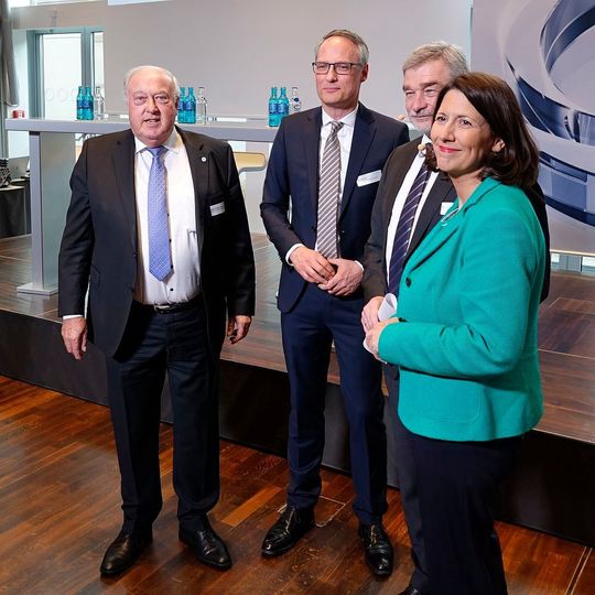 Hans Werner Norren, Präsident, und Jens Bleutge, Geschäftsführer des Landesverbandes Rheinland-Pfalz, mit Dr. Martin Thul (We move it) und Daniela Schmitt, Staatssekretärin im Wirtschaftsministerium Rheinland-Pfalz (von links nach rechts). Hans Werner Norren, Präsident, und Jens Bleutge, Geschäftsführer des Landesverbandes Rheinland-Pfalz, mit Dr. Martin Thul (We move it) und Daniela Schmitt, Staatssekretärin im Wirtschaftsministerium Rheinland-Pfalz (von links nach rechts).