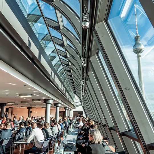 Veranstaltungsort des Macmon-Partnertags: das Hotel Radisson Blu in Berlin, mit Blick auf den Fernsehturm Veranstaltungsort des Macmon-Partnertags: das Hotel Radisson Blu in Berlin, mit Blick auf den Fernsehturm
