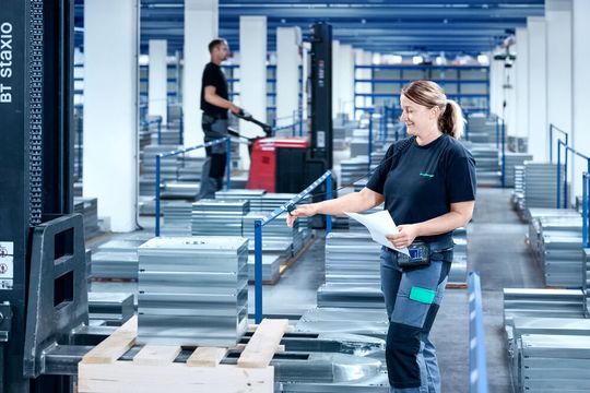 Auch Meusburger lässt sich einen Metav-Auftritt nicht nehmen. Präsentieren wird das Unternehmen so gut wie sein ganzes Portfolio an Halbzeugen aus gut zerspanbaren, spannungsarm geglühten Stählen, heißt es dazu. Stäbe und Platten sind der Schwerpunkt. Halle 1 am Stand C85. Hier ein kleiner Blick ins Meusburger-Plattenlager. Auch Meusburger lässt sich einen Metav-Auftritt nicht nehmen. Präsentieren wird das Unternehmen so gut wie sein ganzes Portfolio an Halbzeugen aus gut zerspanbaren, spannungsarm geglühten Stählen, heißt es dazu. Stäbe und Platten sind der Schwerpunkt. Halle 1 am Stand C85. Hier ein kleiner Blick ins Meusburger-Plattenlager.
