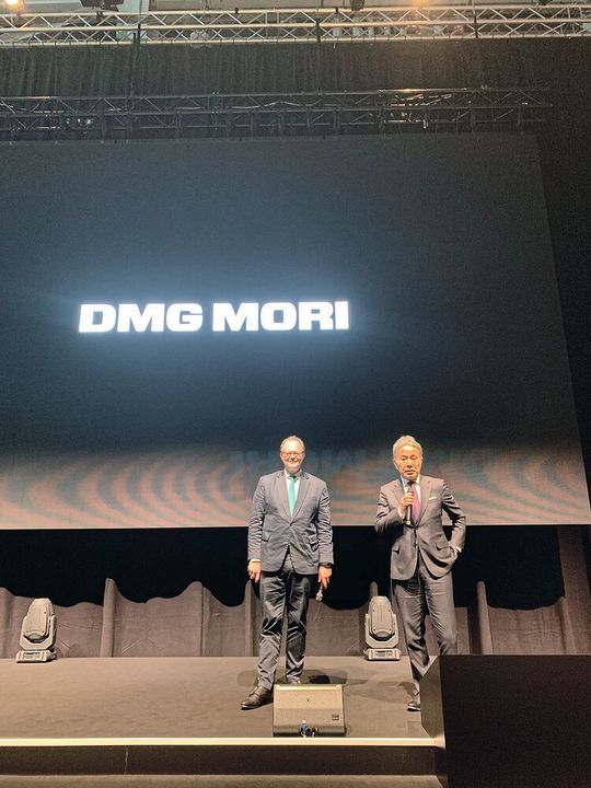 Christian Thönes (l.), Vorstandsvorsitzender der DMG Mori AG, und Dr.-Ing. Masahiko Mori: Innovation ist der Schlüssel, um selbst schwierige Zeiten zu meistern. Bei DMG Mori glaubt man nicht an Kostenreduzierungen, sondern an die Investition in Mitarbeiter und Technologie. Christian Thönes (l.), Vorstandsvorsitzender der DMG Mori AG, und Dr.-Ing. Masahiko Mori: Innovation ist der Schlüssel, um selbst schwierige Zeiten zu meistern. Bei DMG Mori glaubt man nicht an Kostenreduzierungen, sondern an die Investition in Mitarbeiter und Technologie.