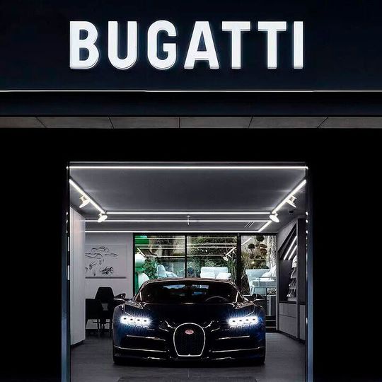 Mit der Neueröffnung eines Showrooms in Paris hat Bugatti nun 36 Händler in 17 verschiedenen Ländern. Mit der Neueröffnung eines Showrooms in Paris hat Bugatti nun 36 Händler in 17 verschiedenen Ländern.