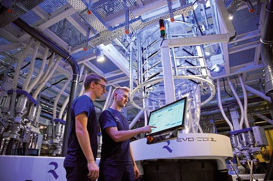 Blick in die Technikumshalle bei Reifenhäuser. Im Hintergrund sieht man wie Kunststofffolie durch Extrusionsblasformen hergestellt wird. Auch hier entstehen jetzt Ideen, mit denen man dem Kunststoff-Müllproblem technisch Herr werden kann. Blick in die Technikumshalle bei Reifenhäuser. Im Hintergrund sieht man wie Kunststofffolie durch Extrusionsblasformen hergestellt wird. Auch hier entstehen jetzt Ideen, mit denen man dem Kunststoff-Müllproblem technisch Herr werden kann.