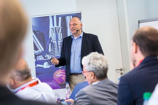 Design von dreidimensionalen Schaltungen: Dirk Müller von FlowCAD thematisierte bereits 2018 das Design von 3D-Schaltkreisen, deren Integration in vorhandene Workflows und was dabei zu beachten ist. Design von dreidimensionalen Schaltungen: Dirk Müller von FlowCAD thematisierte bereits 2018 das Design von 3D-Schaltkreisen, deren Integration in vorhandene Workflows und was dabei zu beachten ist.