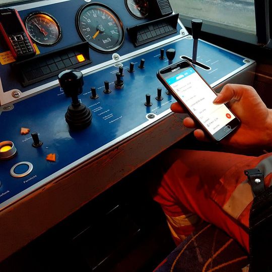 Lokführer können mit der neuen App Aufträge direkt selbst im System bestätigen. Lokführer können mit der neuen App Aufträge direkt selbst im System bestätigen.