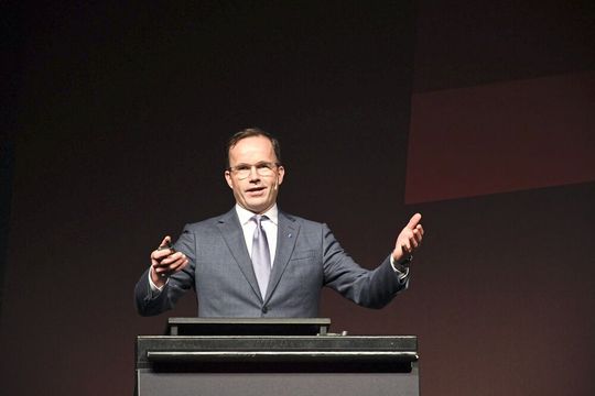 Dr. Jochen Köckler, Vorsitzender des Vorstandes der Deutschen Messe AG: „Die Art wie wir leben, produzieren und arbeiten, verändert sich gerade rasend schnell. Die Industrie hat die Hebel in der Hand.“ Dr. Jochen Köckler, Vorsitzender des Vorstandes der Deutschen Messe AG: „Die Art wie wir leben, produzieren und arbeiten, verändert sich gerade rasend schnell. Die Industrie hat die Hebel in der Hand.“