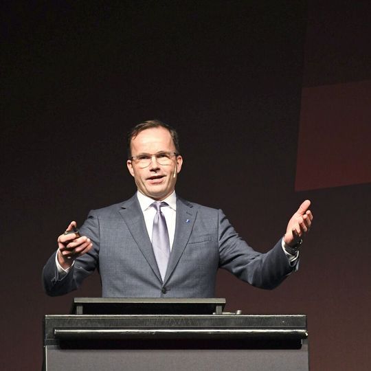 Dr. Jochen Köckler, Vorsitzender des Vorstandes der Deutschen Messe AG: „Die Art wie wir leben, produzieren und arbeiten, verändert sich gerade rasend schnell. Die Industrie hat die Hebel in der Hand.“ Dr. Jochen Köckler, Vorsitzender des Vorstandes der Deutschen Messe AG: „Die Art wie wir leben, produzieren und arbeiten, verändert sich gerade rasend schnell. Die Industrie hat die Hebel in der Hand.“