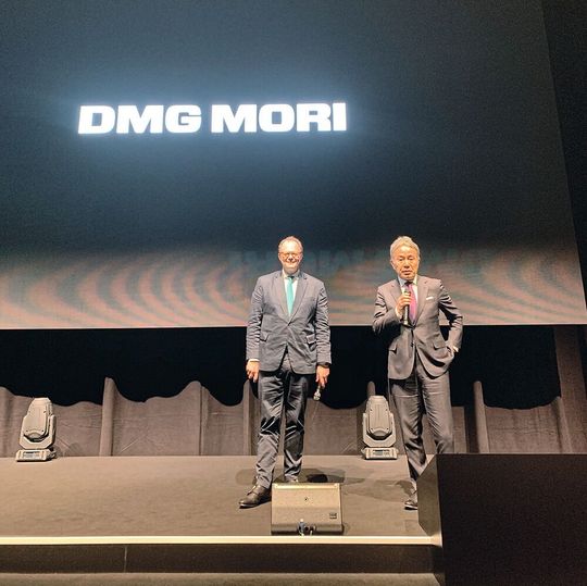Christian Thönes (l.), Vorstandsvorsitzender der DMG Mori AG, und Dr.-Ing. Masahiko Mori: Innovation ist der Schlüssel, um selbst schwierige Zeiten zu meistern. Bei DMG Mori glaubt man nicht an Kostenreduzierungen, sondern an die Investition in Mitarbeiter und Technologie. Christian Thönes (l.), Vorstandsvorsitzender der DMG Mori AG, und Dr.-Ing. Masahiko Mori: Innovation ist der Schlüssel, um selbst schwierige Zeiten zu meistern. Bei DMG Mori glaubt man nicht an Kostenreduzierungen, sondern an die Investition in Mitarbeiter und Technologie.