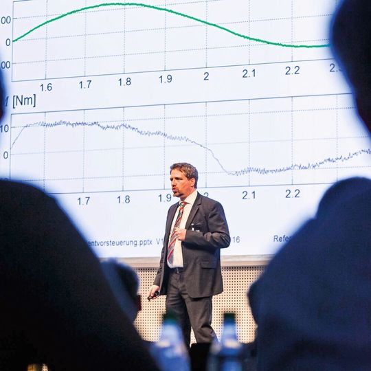 Drei Tage Praxiswissen: 25 renommierte Antriebsexperten lehren interdisziplinäre und sofort anwendbare Technik. Drei Tage Praxiswissen: 25 renommierte Antriebsexperten lehren interdisziplinäre und sofort anwendbare Technik.