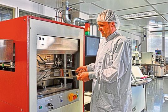 Hier werden Halbleiterkomponenten auf einem metallkeramischen Substrat mit einer Silbersinterschicht verbunden. Hier werden Halbleiterkomponenten auf einem metallkeramischen Substrat mit einer Silbersinterschicht verbunden.