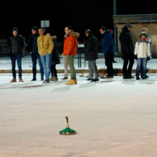 Für die Gäste von Broadcom ging es beim Eisstockschießen nach einem Probelauf ans Eingemachte. Für die Gäste von Broadcom ging es beim Eisstockschießen nach einem Probelauf ans Eingemachte.