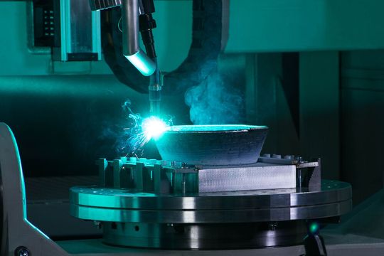 Wire Arc Additive Manufacturing nutzt Lichtbogenschweißen zum schichtweisen Aufbau eines Bauteils. FIT hat das Verfahren auf Industriereife gehoben. Wire Arc Additive Manufacturing nutzt Lichtbogenschweißen zum schichtweisen Aufbau eines Bauteils. FIT hat das Verfahren auf Industriereife gehoben.