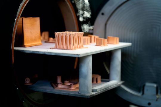 Markforged bringt reines Kupfer in der Additiven Fertigung mit Filament. Hier kommen die Bauteile aus dem Sinterofen. Markforged bringt reines Kupfer in der Additiven Fertigung mit Filament. Hier kommen die Bauteile aus dem Sinterofen.