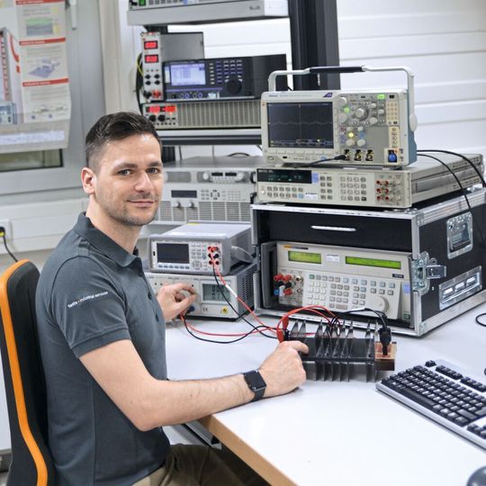 Zur Kalibrierung der Messgeräte stehen Labore für Elektronik, Thermodynamik, Mechanik, Dimensionen und Durchfluss zur Verfügung.