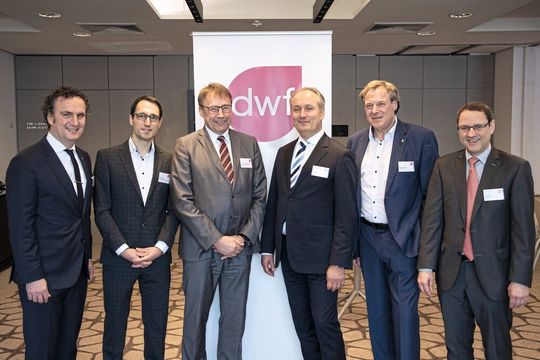 6. Forum 3D-Druck und Recht in Köln: (v.l.) Marco Müller-ter Jung (DWF), Max Rehberger (TÜV Süd), Prof. Dr.-Ing. Gerd Witt (Universität Duisburg-Essen), Klaus Brisch (DWF), Michael Eichmann (Stratasys), Detlef Kürten (IHK Köln) 6. Forum 3D-Druck und Recht in Köln: (v.l.) Marco Müller-ter Jung (DWF), Max Rehberger (TÜV Süd), Prof. Dr.-Ing. Gerd Witt (Universität Duisburg-Essen), Klaus Brisch (DWF), Michael Eichmann (Stratasys), Detlef Kürten (IHK Köln)