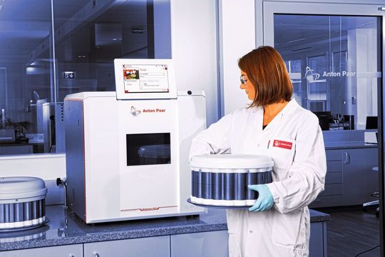 Abb. 1: Die Mikrowellenreaktionsplattform Multiwave 5000 für die Probenvorbereitung per Mikrowellenaufschluss. Eines der vielen Features: Handsfree-Türöffner, der das Beladen des Mikrowellenofens vereinfacht. Abb. 1: Die Mikrowellenreaktionsplattform Multiwave 5000 für die Probenvorbereitung per Mikrowellenaufschluss. Eines der vielen Features: Handsfree-Türöffner, der das Beladen des Mikrowellenofens vereinfacht.