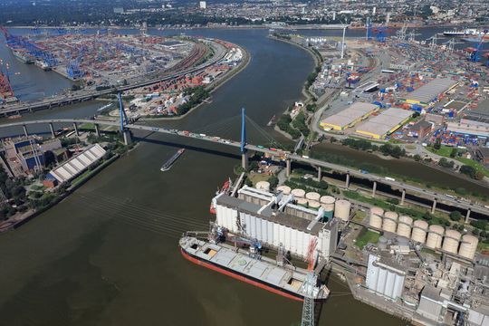 Seit 1974 gibt es die Köhlbrandbrücke. Jetzt wird ihre Erneuerung verhandelt. Seit 1974 gibt es die Köhlbrandbrücke. Jetzt wird ihre Erneuerung verhandelt.