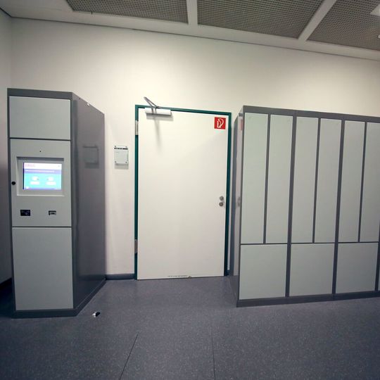 Das Kern-Smart-Terminal kann mit unterschiedlich großen Warenfächern kombiniert werden. Das Kern-Smart-Terminal kann mit unterschiedlich großen Warenfächern kombiniert werden.