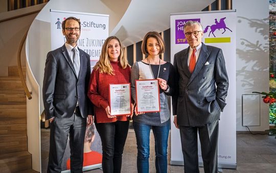 Dr. Frank Stehr (Vorstand der NCL-Stiftung), Prof. Susan Cotman und Dr. Elisabeth Butz (beide vom Massachusetts General Hospital in Boston/USA) und Dr. Henneke Lütgerath (Vorstandsvorsitzender der Joachim-Herz-Stiftung), (v.l.n.r.). Dr. Frank Stehr (Vorstand der NCL-Stiftung), Prof. Susan Cotman und Dr. Elisabeth Butz (beide vom Massachusetts General Hospital in Boston/USA) und Dr. Henneke Lütgerath (Vorstandsvorsitzender der Joachim-Herz-Stiftung), (v.l.n.r.).