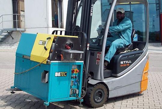 Die Schneid- und Sickenmaschine lässt sich mit einem Handhubwagen oder einem Gabelstapler leicht transportieren. Die Schneid- und Sickenmaschine lässt sich mit einem Handhubwagen oder einem Gabelstapler leicht transportieren.
