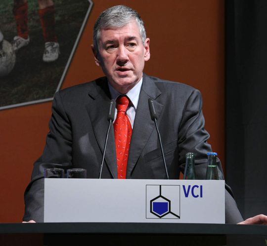 „Biotechnische Verfahren werden die Produktionsstrukturen in unserer Branche sukzessiv verändern“, sagte Dr. Alfred Oberholz, Vorsitzender des Ausschusses für Forschung, Wissenschaft und Bildung im VCI, auf dem Forum Zukunft: Biotechnologie. „Biotechnische Verfahren werden die Produktionsstrukturen in unserer Branche sukzessiv verändern“, sagte Dr. Alfred Oberholz, Vorsitzender des Ausschusses für Forschung, Wissenschaft und Bildung im VCI, auf dem Forum Zukunft: Biotechnologie.