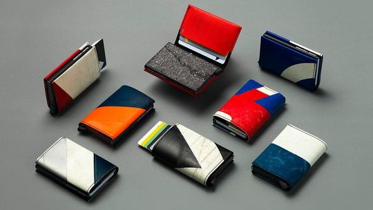 Alle Lieferanten des Brieftaschen-Herstellers Secrid haben ihren Sitz in der Nähe des Secrid-Hauptsitzes im niederländischen Den Haag. Alle Lieferanten des Brieftaschen-Herstellers Secrid haben ihren Sitz in der Nähe des Secrid-Hauptsitzes im niederländischen Den Haag.