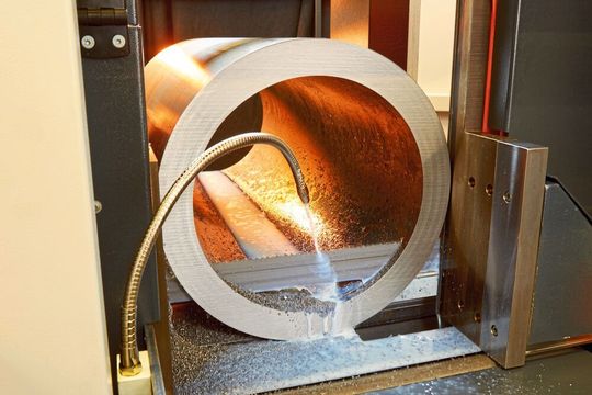 Die vollautomatische Bandsäge Kasto Win Tube A 5.0 ist speziell für die effiziente Bearbeitung von Rohren konzipiert. Die vollautomatische Bandsäge Kasto Win Tube A 5.0 ist speziell für die effiziente Bearbeitung von Rohren konzipiert.