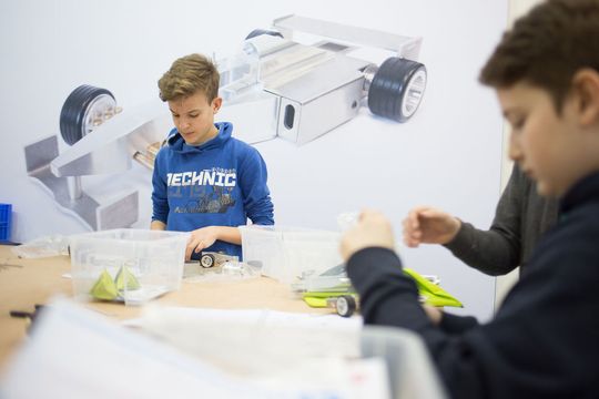 Jungen Besuchern bieten die Veranstalter der Metav auch zur Jubiläumsausgabe der Messe wieder den Stand der „Sonderschau Jugend“ an, wo sie die spannenden Aspekte des Berufsbildes „Maschinenbauer“ praxisnah entdecken können und neueste Technologien, wie Idustrie 4.0, auch live erleben. Aber auch die Enstehung eines Formel-1-Rennwages steht auf dem Programm, heißt es von der Nachwuchsstiftung Maschinenbau (NWS). Jungen Besuchern bieten die Veranstalter der Metav auch zur Jubiläumsausgabe der Messe wieder den Stand der „Sonderschau Jugend“ an, wo sie die spannenden Aspekte des Berufsbildes „Maschinenbauer“ praxisnah entdecken können und neueste Technologien, wie Idustrie 4.0, auch live erleben. Aber auch die Enstehung eines Formel-1-Rennwages steht auf dem Programm, heißt es von der Nachwuchsstiftung Maschinenbau (NWS).