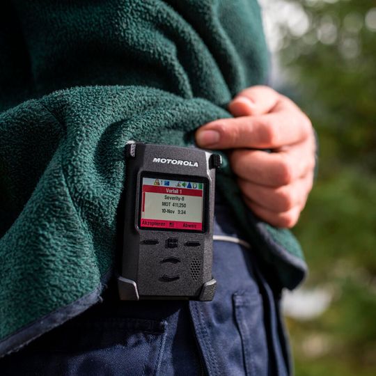 Die Ersthelfer der Feuerwehren in Hamburg sind jetzt per TETRA-Digitalfunk-Pager von Motorola Solutions erreichbar. Die Ersthelfer der Feuerwehren in Hamburg sind jetzt per TETRA-Digitalfunk-Pager von Motorola Solutions erreichbar.