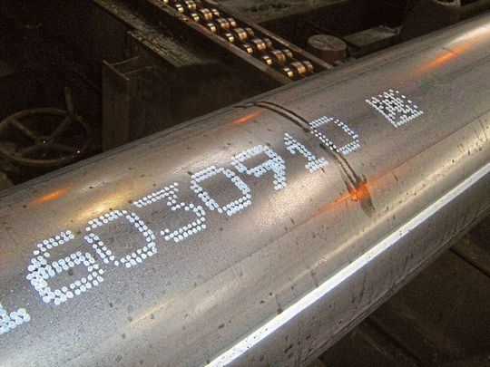 Punkt für Punkt setzt die Signiertechnik Rea Jet ST Schriften auf metallische Rohr-Oberflächen – mit Signierfarben und Tinten oder auch Heißsignier- und Glühfarben. Punkt für Punkt setzt die Signiertechnik Rea Jet ST Schriften auf metallische Rohr-Oberflächen – mit Signierfarben und Tinten oder auch Heißsignier- und Glühfarben.