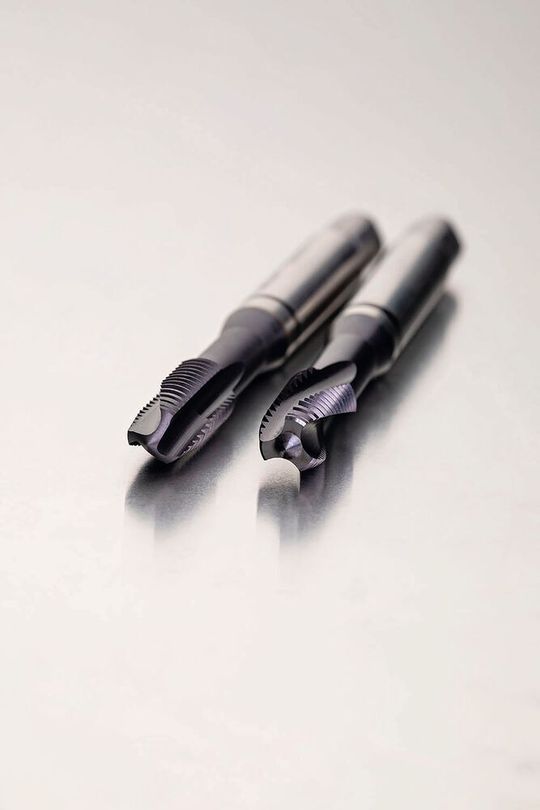 Les tarauds Shark Noir sont proposés en deux géométries – entrée GUN (E334) et goujure hélicoïdale (E335) – pour le taraudage de trous traversants et borgnes, respectivement. Les tarauds Shark Noir sont proposés en deux géométries – entrée GUN (E334) et goujure hélicoïdale (E335) – pour le taraudage de trous traversants et borgnes, respectivement.
