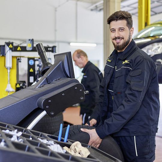 Dass die Stimmung im Reifeneinzelhandel weiter gut ist, hat der BRV in seinem Branchenbarometer ermittelt. Dass die Stimmung im Reifeneinzelhandel weiter gut ist, hat der BRV in seinem Branchenbarometer ermittelt.