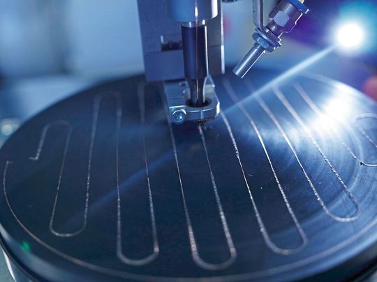 Auch bei bitterkalten Temperaturen bleiben messtechnische Systeme am Auto jetzt sicher eisfrei! Der Grund ist, dass man jetzt bei der Herstellung beheizbarer Kunststoffteile mit innenliegenden Heizdrähten mehr Deignfreiheit bei der Drahtgeometrie genießen kann. Wie das geht, macht das Unternehmen Ruhlamat vor: Per Sonotrode wird zwischen Draht und Kunststoff Reibung erzeugt. Der Kunststoff schmilzt partiell auf und der Draht kann so gut integriert werden – mit kraftgesteuertem Einsinkweg, heißt es. Auch bei bitterkalten Temperaturen bleiben messtechnische Systeme am Auto jetzt sicher eisfrei! Der Grund ist, dass man jetzt bei der Herstellung beheizbarer Kunststoffteile mit innenliegenden Heizdrähten mehr Deignfreiheit bei der Drahtgeometrie genießen kann. Wie das geht, macht das Unternehmen Ruhlamat vor: Per Sonotrode wird zwischen Draht und Kunststoff Reibung erzeugt. Der Kunststoff schmilzt partiell auf und der Draht kann so gut integriert werden – mit kraftgesteuertem Einsinkweg, heißt es.