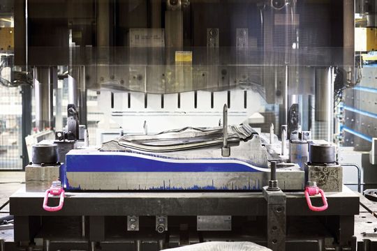 Das Vorführbauteil von AP&T weist einen hohen Grad an Komplexität auf, wie dies bei endkonturgeformten Komponenten wie Türrahmen und Türinnenformen Voraussetzung ist. Das Vorführbauteil von AP&T weist einen hohen Grad an Komplexität auf, wie dies bei endkonturgeformten Komponenten wie Türrahmen und Türinnenformen Voraussetzung ist.