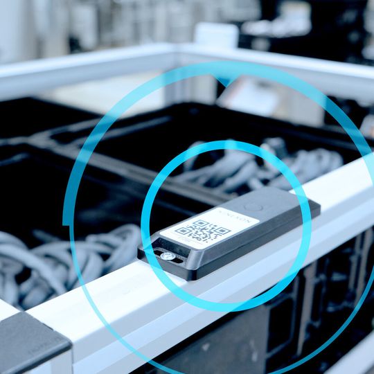 Mit stationären Ankern und mobile Tags können Materialflusskomponenten präzise nachverfolgt werden. Mit stationären Ankern und mobile Tags können Materialflusskomponenten präzise nachverfolgt werden.