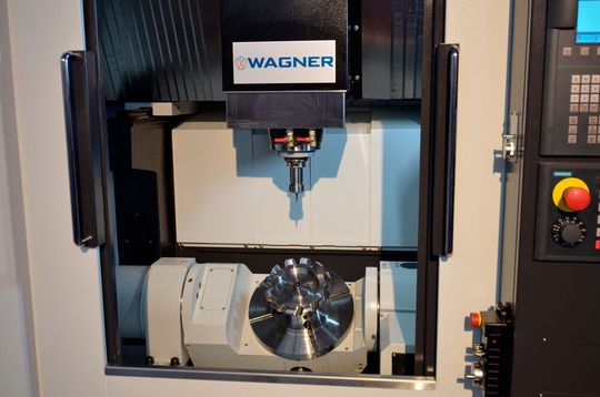 Maschinen-Wagner präsentiert auf der Metav 2020 in Halle 4 am Stand C09 einen eindrucksvollen Ausschnitt aus seinem umfangreichen Maschinenspektrum. Als Highlight wird unter anderem das 5-Achs-CNC-Bearbeitungszentrum WMC 5A von Wagner gehandelt. Maschinen-Wagner präsentiert auf der Metav 2020 in Halle 4 am Stand C09 einen eindrucksvollen Ausschnitt aus seinem umfangreichen Maschinenspektrum. Als Highlight wird unter anderem das 5-Achs-CNC-Bearbeitungszentrum WMC 5A von Wagner gehandelt.