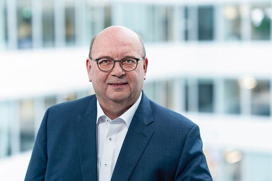 Technikvorstand Prof. Dr. Peter Hofmann verlässt Kuka. Technikvorstand Prof. Dr. Peter Hofmann verlässt Kuka.
