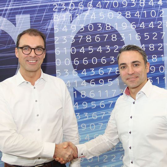 Andreas Printz, Einkaufsleiter bei Api, und Alexander Bessel, Vertriebsleiter Deutschland bei Patlite, sind sich einig geworden. Andreas Printz, Einkaufsleiter bei Api, und Alexander Bessel, Vertriebsleiter Deutschland bei Patlite, sind sich einig geworden.