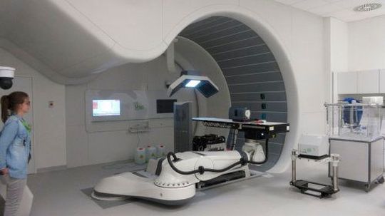 Proteus 235 ist ein modernes Protonenstrahlsystem im Kampf gegen Krebs. Neben mehreren Behandlungsräumen müssen die Prüfingenieure auch einen Teilchenbeschleuniger abnehmen. Proteus 235 ist ein modernes Protonenstrahlsystem im Kampf gegen Krebs. Neben mehreren Behandlungsräumen müssen die Prüfingenieure auch einen Teilchenbeschleuniger abnehmen.