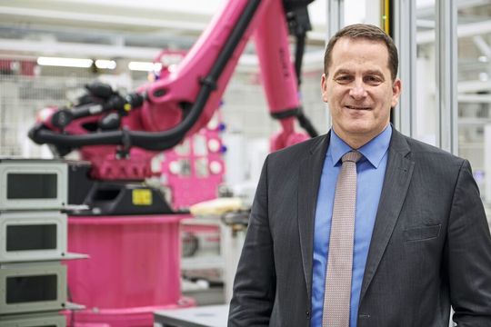 „Wir erwarten, dass hohe Bandbreiten, niedrige Latenz-zeiten, Echtzeitfähigkeit, verbesserte Verfügbarkeit und hohe Zuverlässigkeit für eine weitere Optimierung der Produktionsabläufe in unserem Werk sorgen werden“, sagt Carsten Röttchen, Technischer Geschäftsführer von Rittal. „Wir erwarten, dass hohe Bandbreiten, niedrige Latenz-zeiten, Echtzeitfähigkeit, verbesserte Verfügbarkeit und hohe Zuverlässigkeit für eine weitere Optimierung der Produktionsabläufe in unserem Werk sorgen werden“, sagt Carsten Röttchen, Technischer Geschäftsführer von Rittal.