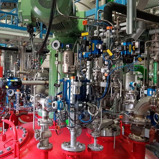 Vinnolit setzt auf moderne Mess- und Regeltechnik zur Herstellung von Pasten-PVC-Spezialitäten. Vinnolit setzt auf moderne Mess- und Regeltechnik zur Herstellung von Pasten-PVC-Spezialitäten.