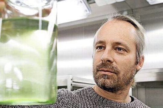 Abb. 1: Als Sprecher des Sonderforschungsbereichs Mikroplastik der Universität Bayreuth sucht
Prof. Dr. Christian Laforsch nach Strategien gegen Mikroplastik. Abb. 1: Als Sprecher des Sonderforschungsbereichs Mikroplastik der Universität Bayreuth sucht
Prof. Dr. Christian Laforsch nach Strategien gegen Mikroplastik.